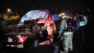 Surco: dos muertos y un herido deja choque de taxi contra camión en la Panamericana Sur 