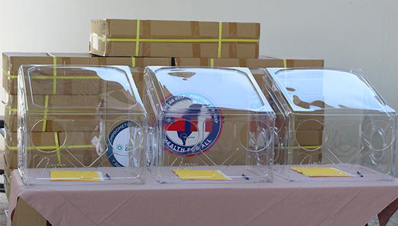 Arzobispado hizo entrega de ventiladores mecánicos y cajas protectoras a hospitales (Foto: Arzobispado de Piura).