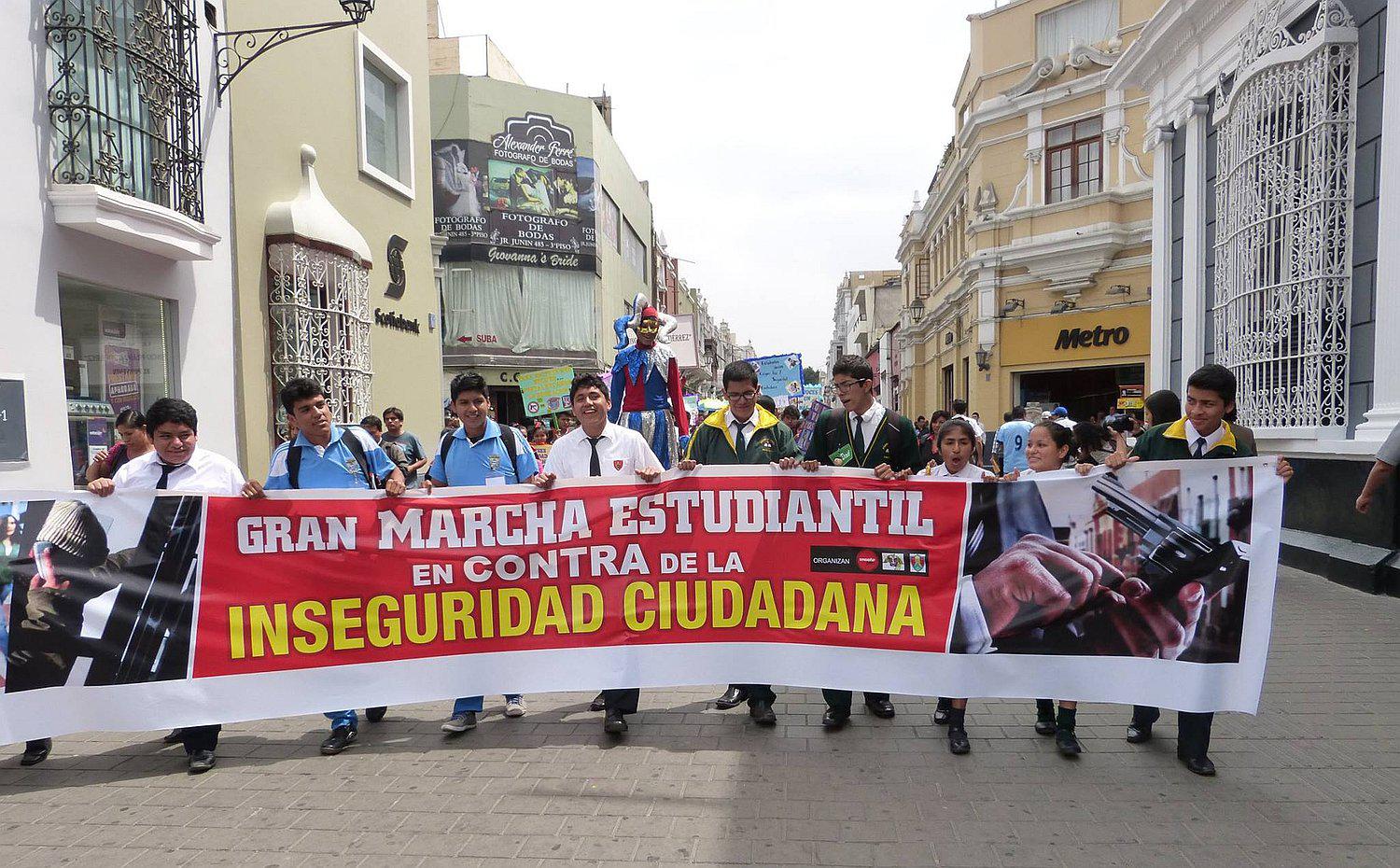 Trujillo: Escolares realizan marcha contra la inseguridad ciudadana (VÍDEO)
