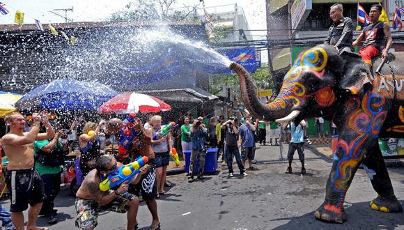 ​Tailandia celebra el Año Nuevo con batallas de agua en las calles