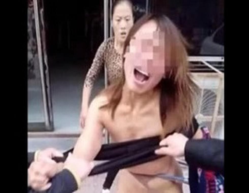 Mujer ataca y desnuda a amante de su esposo (FOTOS)