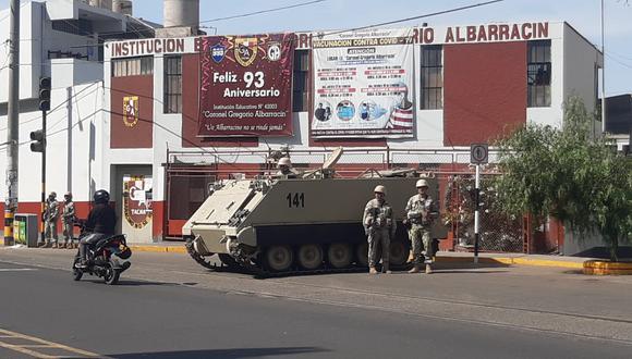 Vehículos de transporte blindados fueron apostados en arterias que comunican el cono sur y el centro de Tacna. (Foto: Correo)