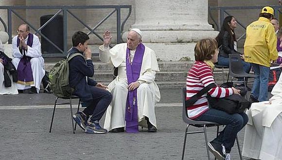 El papa Francisco confesó a adolescentes en la Plaza de San Pedro