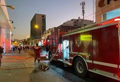 Bomberos controlan incendio registrado dentro de galería ubicada en el centro de Arequipa