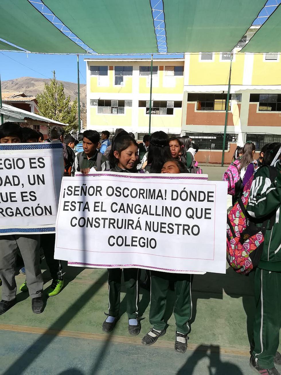 Población de Parinacochas marcha por 'observación' del colegio Cristo Rey