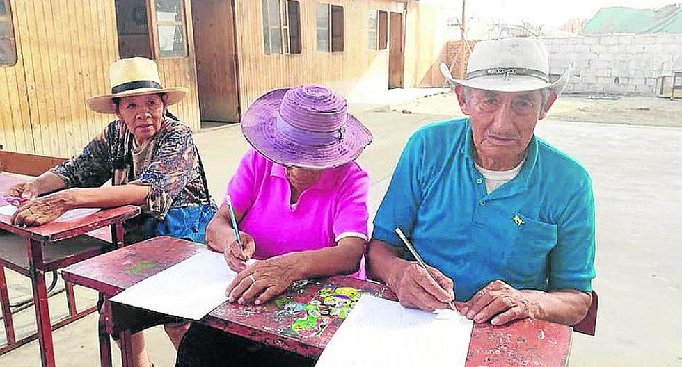 Adultos mayores aprenden a leer y escribir en taller de alfabetización