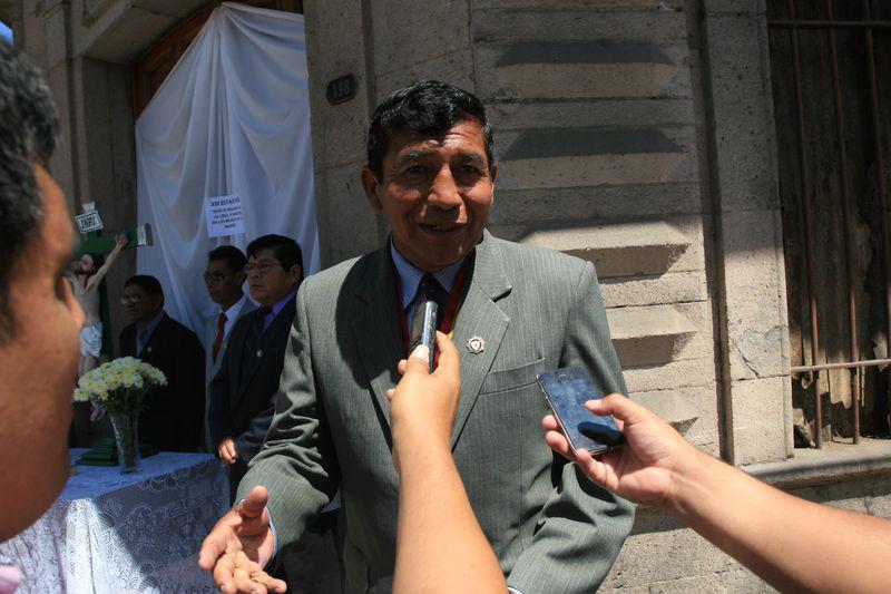 Gobernador departamental gestiona sus pasajes por bajos sueldos