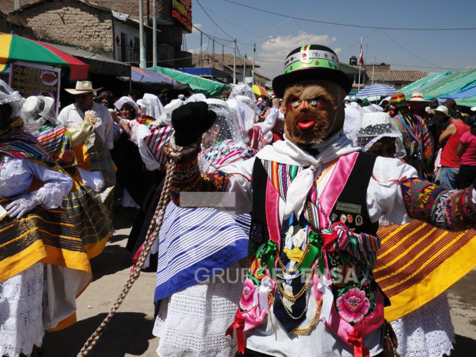 Con alfombras y tunantada, miles veneran a Santo Domingo de Guzmán 