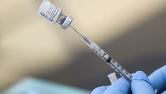 Personal médico prepara una dosis de la vacuna contra el Covid-19. (Foto: Patrick T. Fallon / AFP)