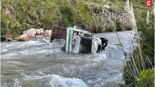 Universitaria pierde la vida y otros cuatro desaparecen en el río tras volcadura de camión en Jauja (FOTOS)