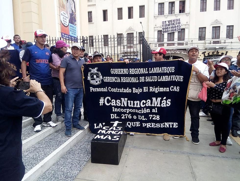 Trabajadores del sector Salud se desangran en el atrio de iglesia en Chiclayo