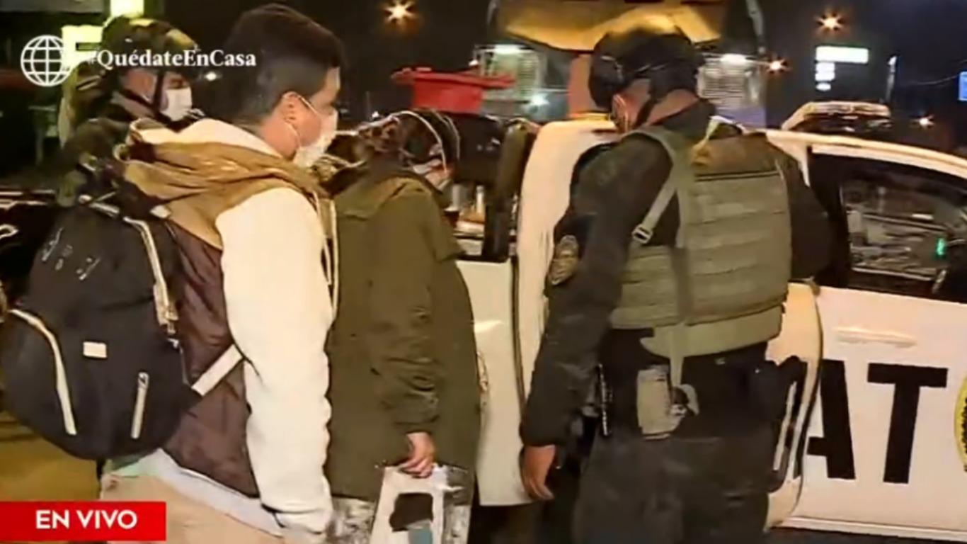 La embarazada, acompañada de su presunta pareja, subiendo a un patrullero de la PNP. Foto: América Noticias