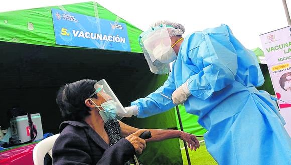 Infectólogo Alex Castañeda afirma que para revertir situación de riesgo, las autoridades deben asegurar inmunización.