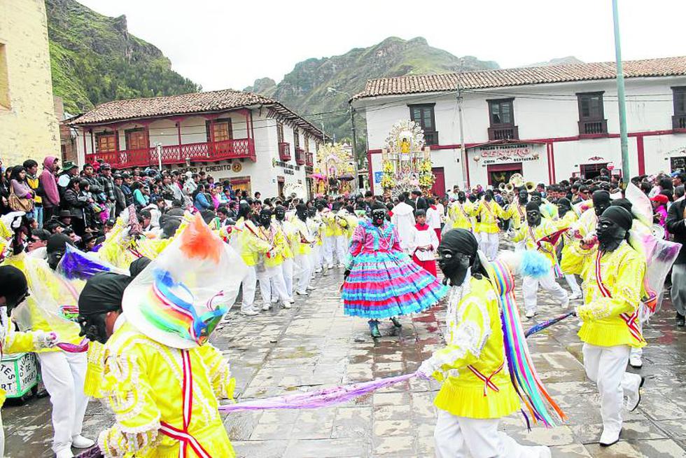 Feligreses acompañan a los negritos en plena lluvia