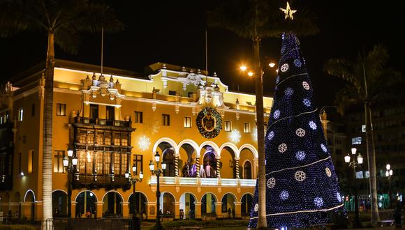 Plaza de Armas, Palacio Municipal, pasaje Santa Rosa y Jirón de la Unión están decorados con guirnaldas de pino artificial y luces navideñas, entre otros.