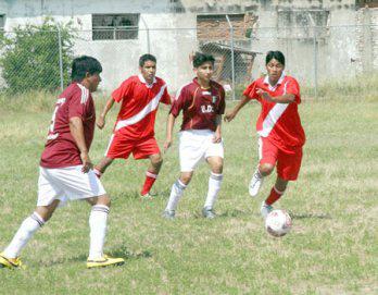 Paralizan partido UDCH con 28 de Julio por invasión de campo de juego