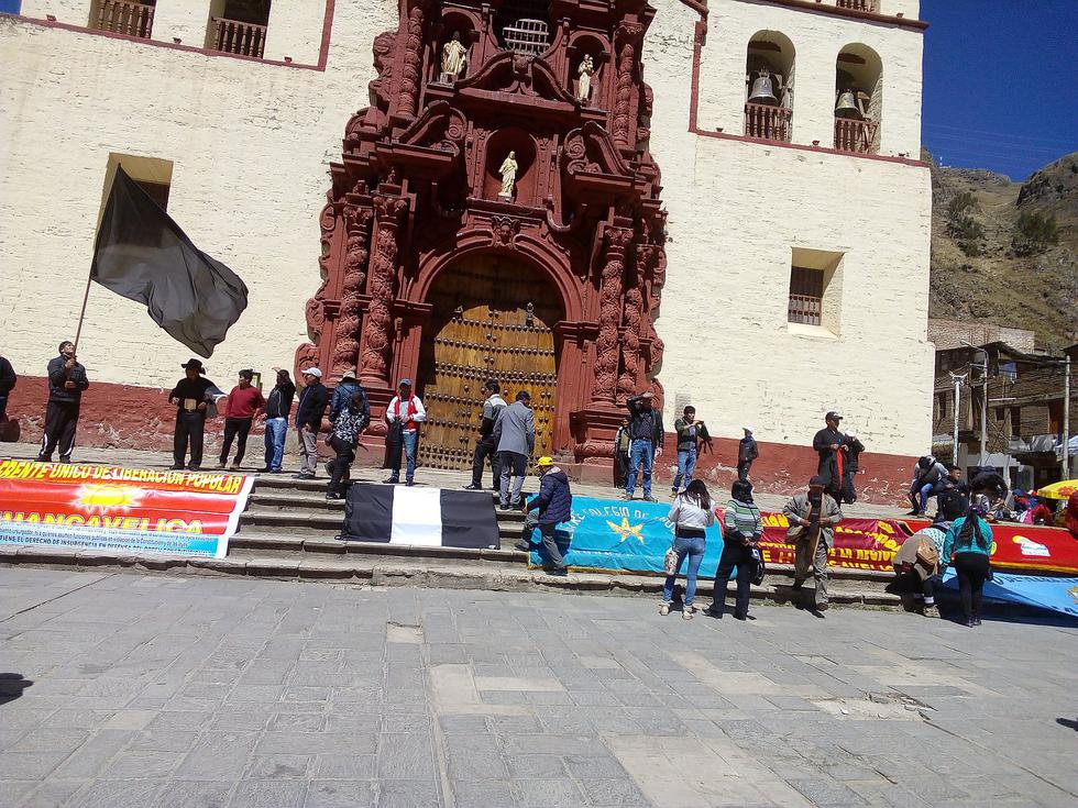 Se movilizan con banderas negras en protesta contra la corrupción