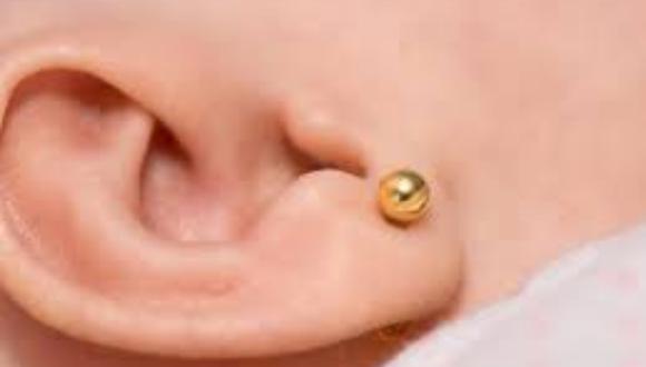 Muchos aseguran que el proceso de perforación de oreja a una bebé es sumamente doloroso. (Foto: Captura/Soy Carmín)