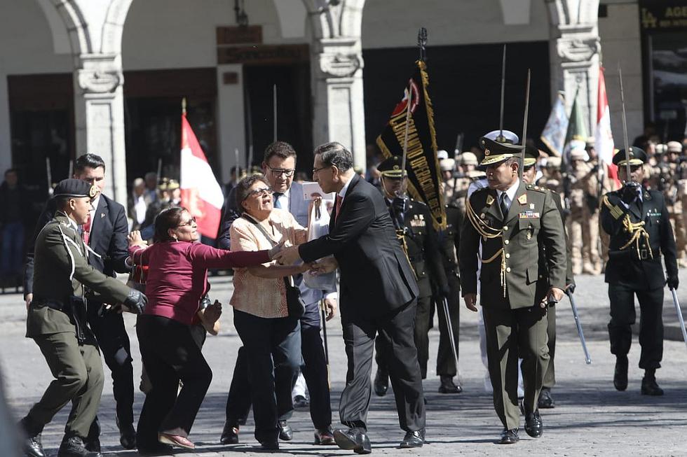 Señoras burlan seguridad y abordan a presidente Vizcarra en Arequipa (FOTOS)