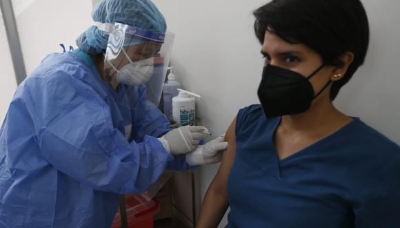 Ayacucho es la segunda región con mayor avance al haber alcanzado el 54% de las 3 mil 103 vacunas recibidas, ubicándose luego Junín con el 47%, Huánuco con el 37% y Cusco con el 31%. Fotos: Francisco Neyra/ @photo.gec