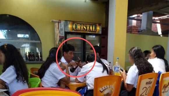 Docente es captado bebiendo cerveza frente a sus alumnos en un restaurante (FOTOS)