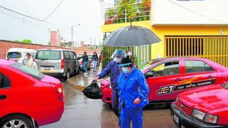 Por intensa lluvia desaparecen colas en las afueras de vacunatorio de Huancayo