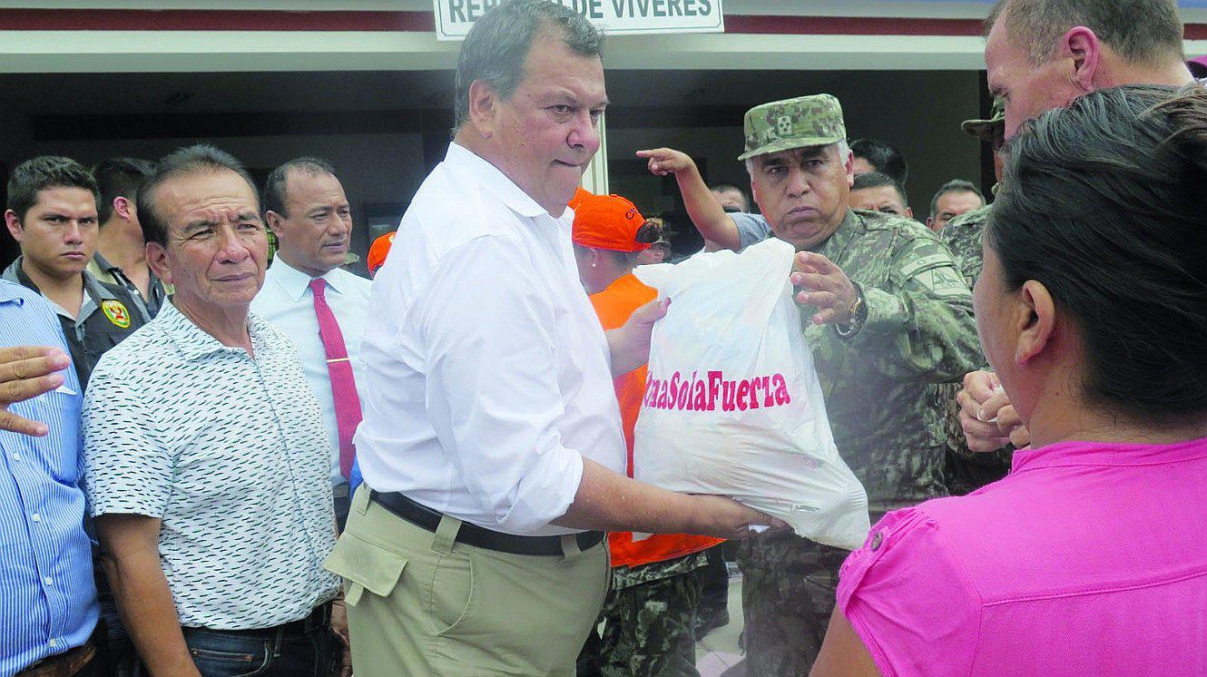 Tumbes: Ministro de Defensa entrega ayuda a los damnificados por lluvias en San Juan 