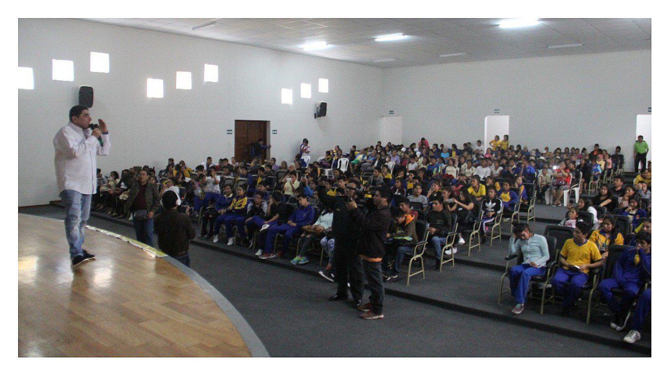 Carlos Álvarez brinda charlas motivacionales en El Porvenir (FOTOS Y VIDEO) 