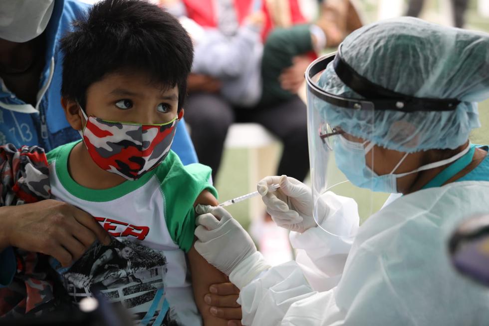 El Ministerio de Salud vacunó este jueves a niños, madres gestantes y adultos contra la difteria, tétano y contra el Virus del papiloma humano (VPH) en el Centro de Salud 7 de Octubre, en el distrito de El Agustino. (Fotos Britanie Arroyo /@photo.gec)