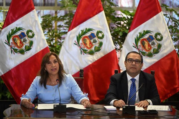 La presidenta de Perú, Dina Boluarte (L), habla junto al primer ministro Alberto Otarola durante una conferencia de prensa en el Palacio Presidencial en Lima el 10 de febrero de 2023. (Foto por ERNESTO BENAVIDES / AFP)