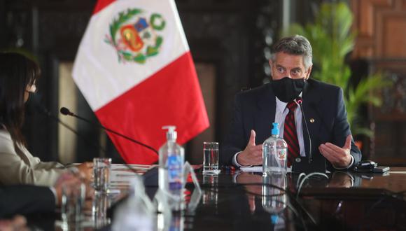 En la reunión participan la primera ministra, Violeta Bermúdez, el ministro del Interior, Rubén Vargas, y los titulares de la Defensoría y la JNJ.