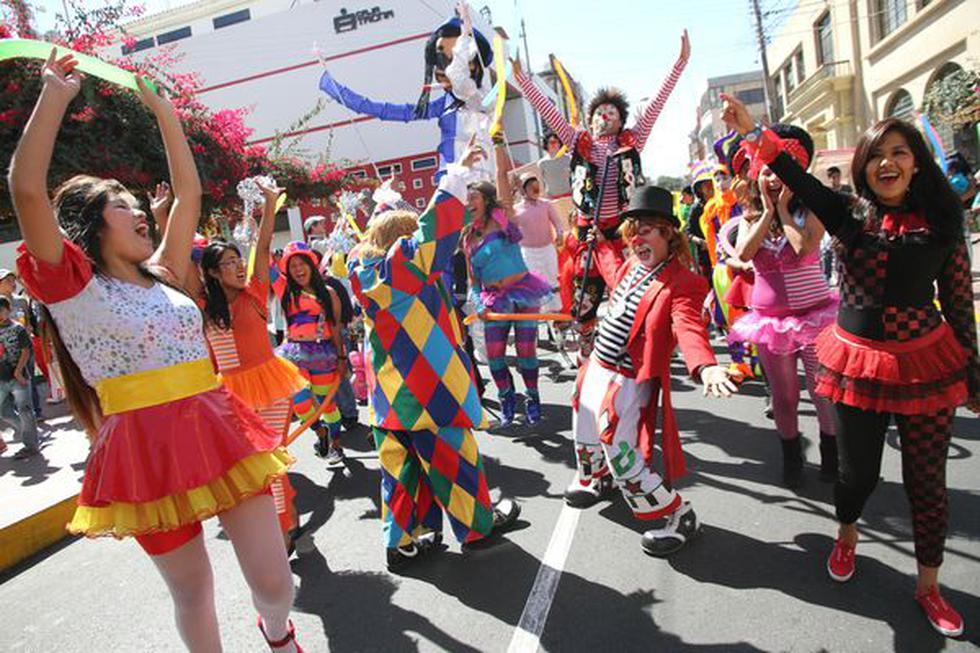 Payasos celebraron su día marchando por las calles (FOTOS)