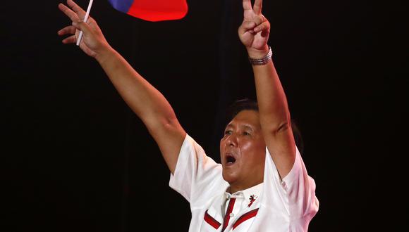 El candidato presidencial Ferdinand 'Bongbong' Marcos Junior, hijo del exdictador Ferdinand Marcos, hace un gesto a sus seguidores en el último día de campaña política en la ciudad de Paranaque, Metro Manila, Filipinas, el 7 de mayo 2022. (Foto: EFE/EPA/FRANCIS R. MALASIG)