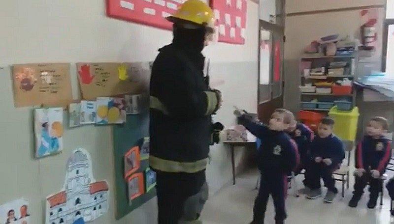 Bombero da charla en jardín y es sorprendido con las reacciones de los niños (VIDEO)