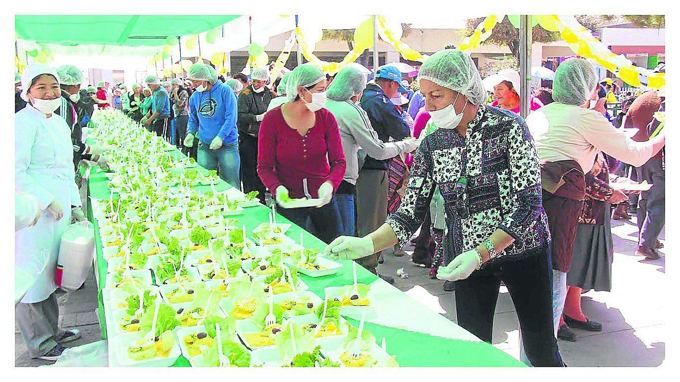 ​Regalan 10 mil platos de papa a la huancaína por el Día del Campesino