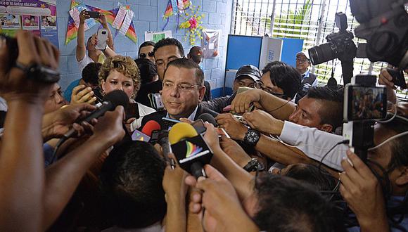 El candidato presidencial guatemalteco por el partido Libertad Democrática Renovada (LIDER), Manuel Baldizón (R), habla con la prensa después de votar en Petén, 580 km al norte de Ciudad de Guatemala, el 6 de septiembre de 2015. (Foto de ORLANDO ESTRADA / AFP)