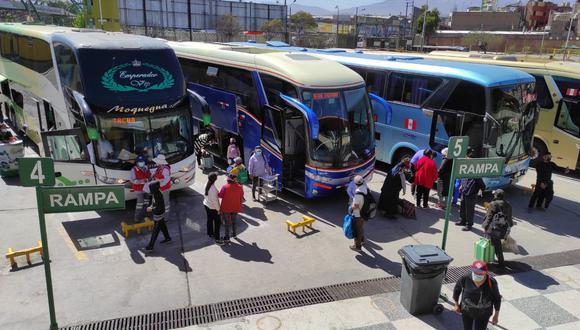 15 buses provenientes de Lima llegaron al Terminal Terrestre está mañana, sin embargo, la medida de protesta seguiría en está zona de Ocoña. (Foto: GEC)