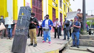 Ministro de Cultura entrega bono en Huancayo mientras músicos protestaron en la calle 