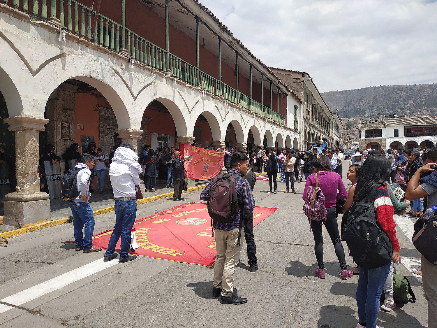 Docentes y estudiantes exigen a rector encargado 'dar un paso al costado'