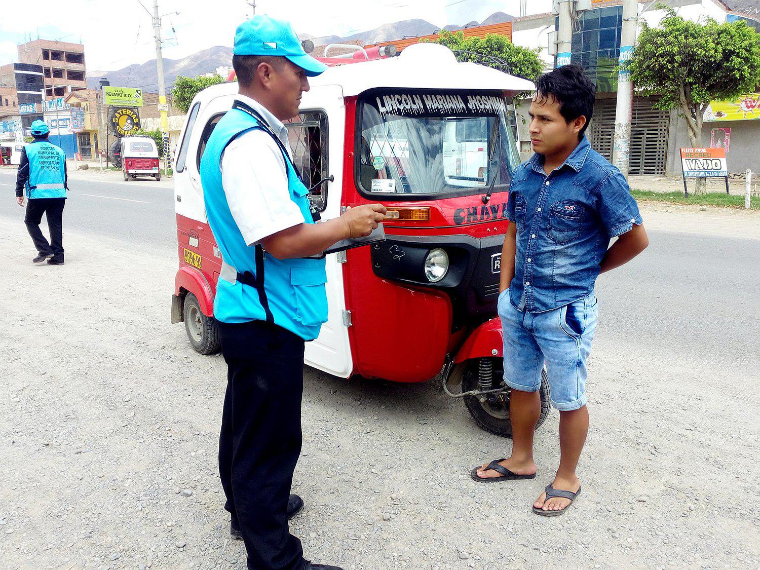 80 papeletas por manejar con bividí, short y sandalias