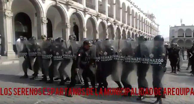 Serenos "espartanos" cuidarán Arequipa en Halloween (VIDEO)