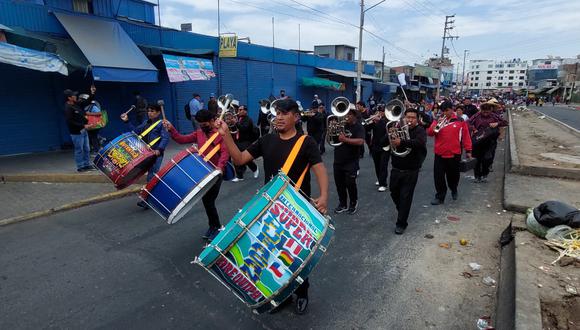 Músicos de diferentes bandas se unen y acompañan la movilización de comerciantes en Arequipa| Foto: Pedro Torres