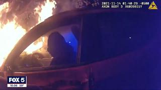 EE.UU.: policías salvan de morir a sujeto tras quedar atrapado en su vehículo en llamas (VIDEO)