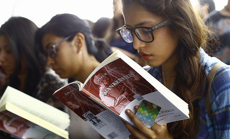 Peruanos leen más libros impresos que libros digitales