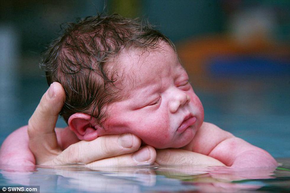 Bebé de 31 horas de nacido es el más joven nadador del mundo (FOTOS)