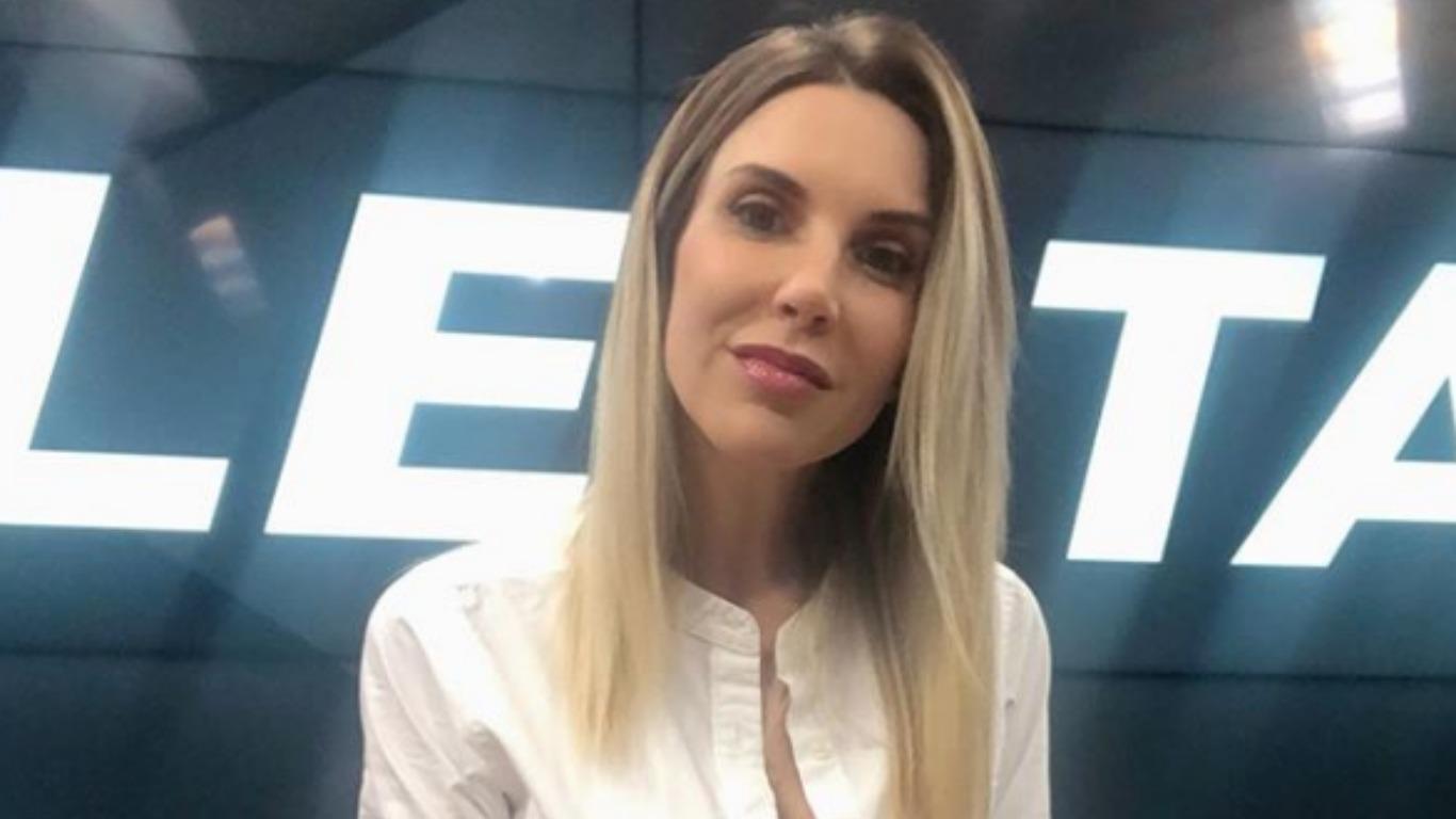 Juliana Oxenford envía mensaje a los que la cuestionaron por cantar en vivo: “Cambien de canal” (Foto: captura video)