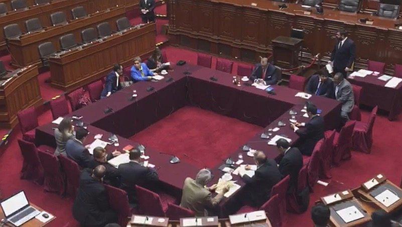 Comisión Permanente: Cuestionan presencia de Alberto Quintanilla en sesión