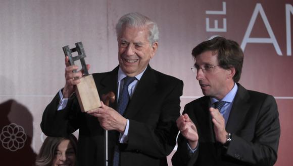 El escritor peruano Mario Vargas Llosa (i), acompañado por el alcalde de Madrid, José Luis Martínez-Almeida, recibe el premio "Madrileño del Año", durante el acto que se ha celebrado hoy lunes en el Teatro Real de Madrid. (Foto: EFE / Fernando Alvarado).