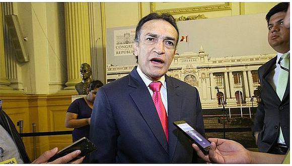 Héctor Becerril: “Que (Clemente Flores) deje de calentar asiento en el Congreso”