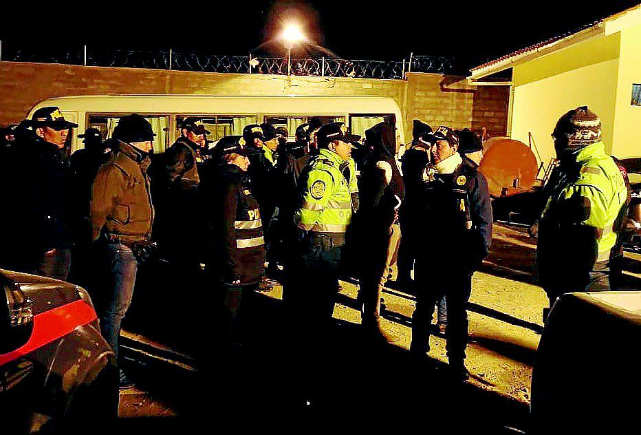 Sueltan tres rehenes y no reubican a los amotinados en Challapalca